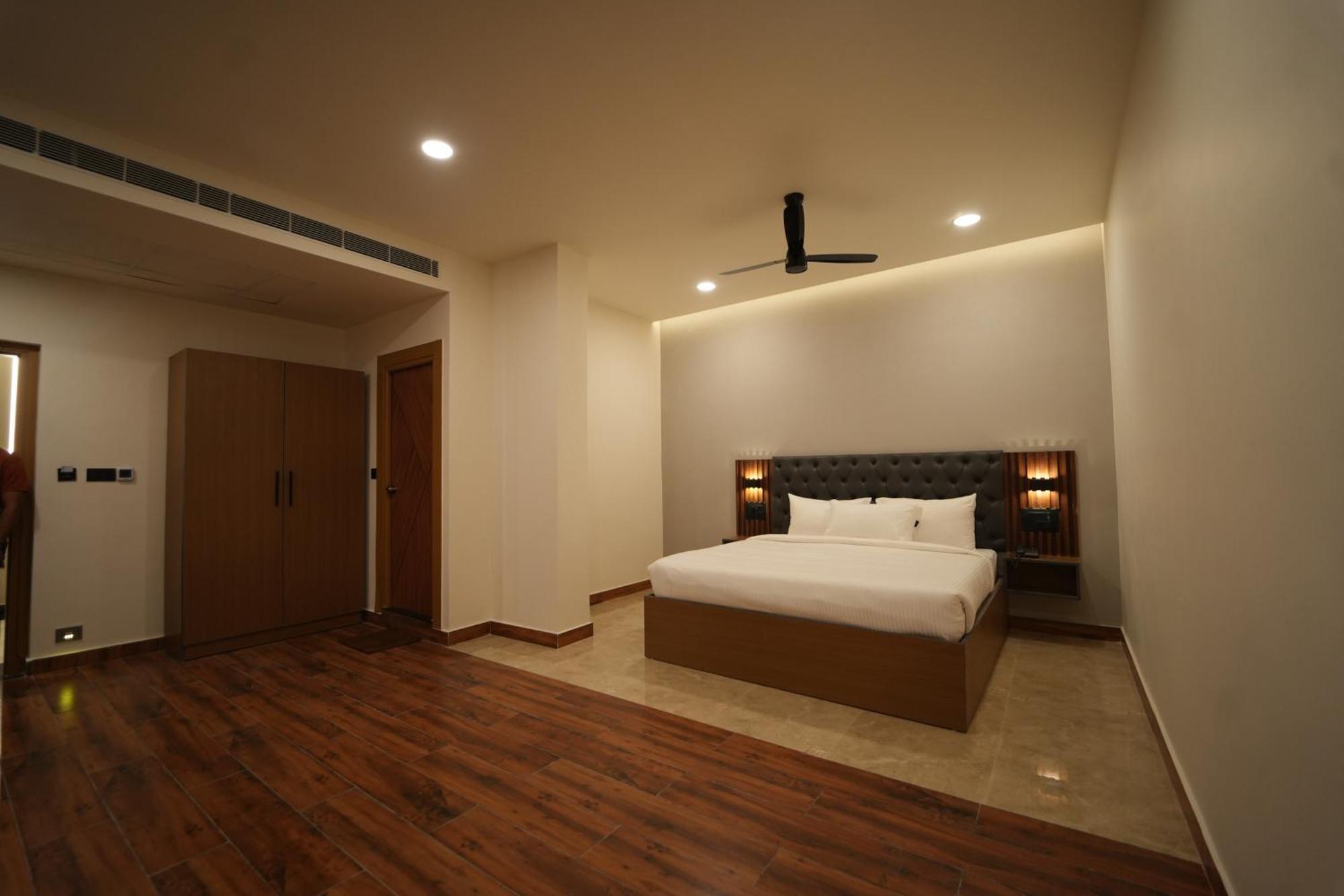 The Continental Inn & Suites Mysore Exterior foto